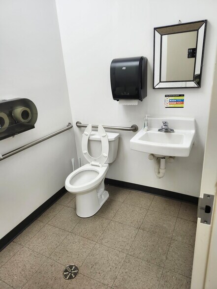 More Photos Of 900 W National Hwy, Washington Unknown For Lease