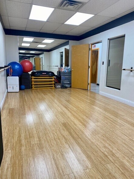 More Photos Of 500-502 Main St, Waltham Storefront Retail Residential For Lease