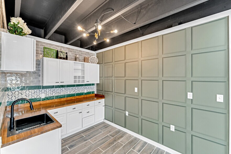 More Photos Of 13021 Harmon Rd, Fort Worth Flex For Lease