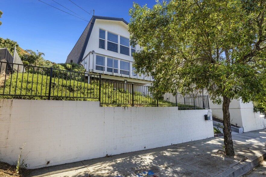 More Photos Of 28220 Agoura Rd, Agoura Hills Loft Creative Space For Lease