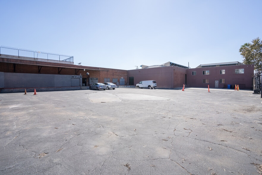 More Photos Of 540-564 S Crocker st, Los Angeles Industrial For Sale