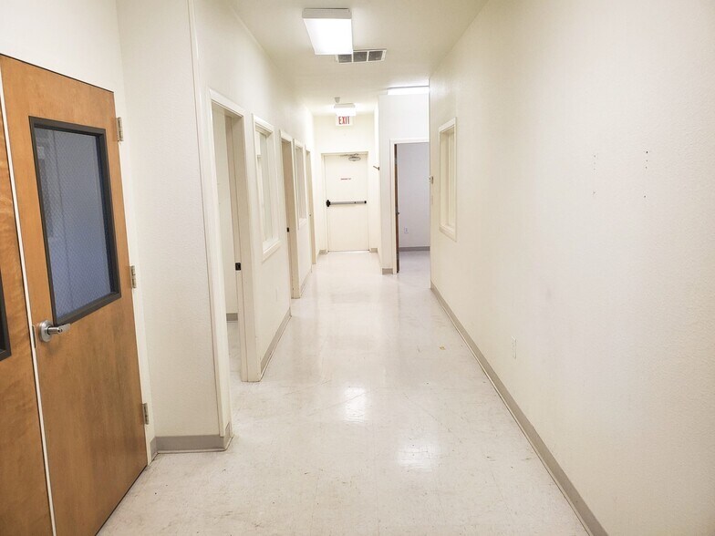 More Photos Of 130 W Rhapsody Dr, San Antonio Light Manufacturing For Lease