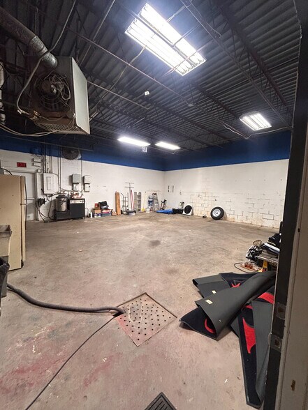 More Photos Of 640 Long Rd, Pittsburgh Light Distribution For Sale