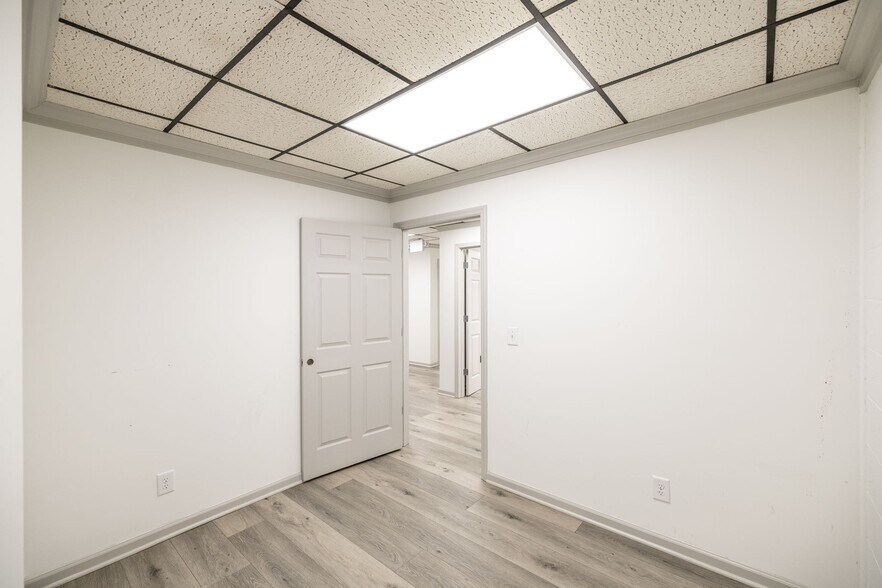 More Photos Of 363 W Main St, Hendersonville Light Distribution For Lease