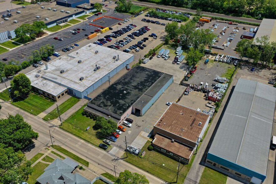 More Photos Of 25215 Glendale St, Redford Township Warehouse For Lease