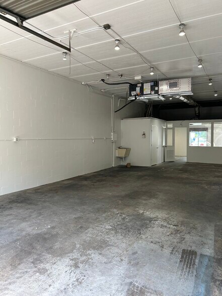 More Photos Of 3015 62nd Ave E, Bradenton Showroom For Lease