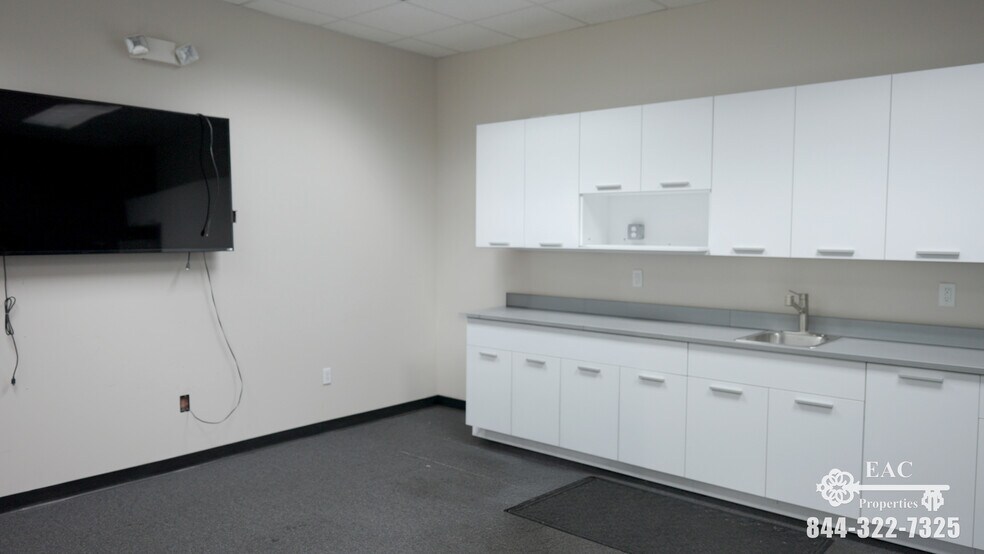 More Photos Of 482 Glenbrook Rd, Stamford Manufacturing For Lease