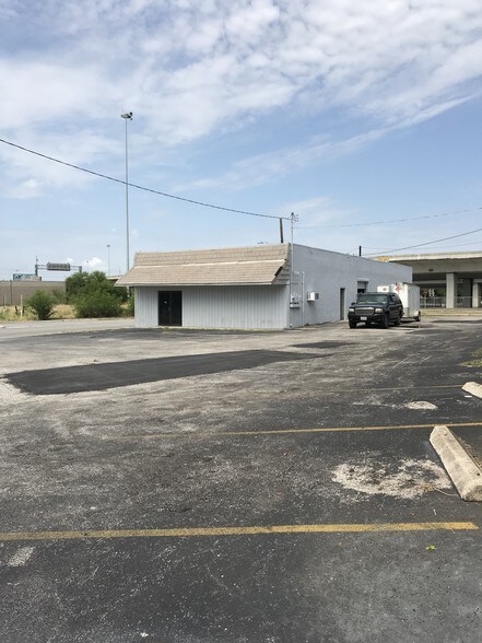 More Photos Of 819 S Laredo St, San Antonio Warehouse For Lease