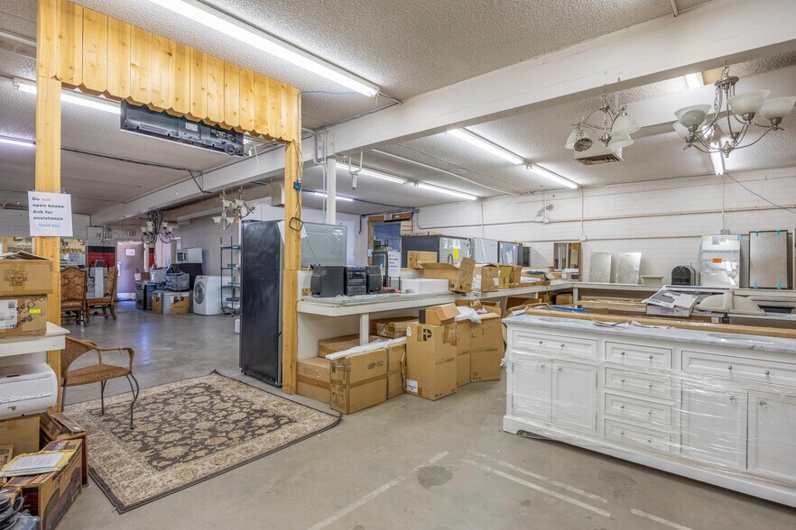 More Photos Of 655 W Cottonwood Ln, Casa Grande Showroom For Sale