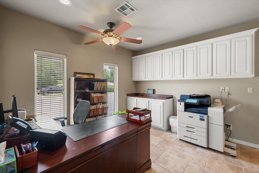 More Photos Of 2220 W 2nd Ave, Corsicana Office For Sale
