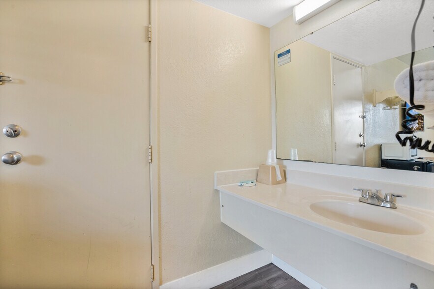More Photos Of 7455 W Irlo Bronson Memorial Hwy, Kissimmee Hotel For Sale