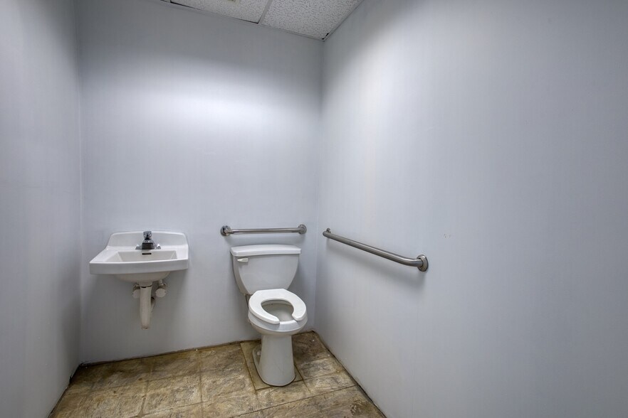 More Photos Of 860 Heckle Blvd, Rock Hill Unknown For Lease