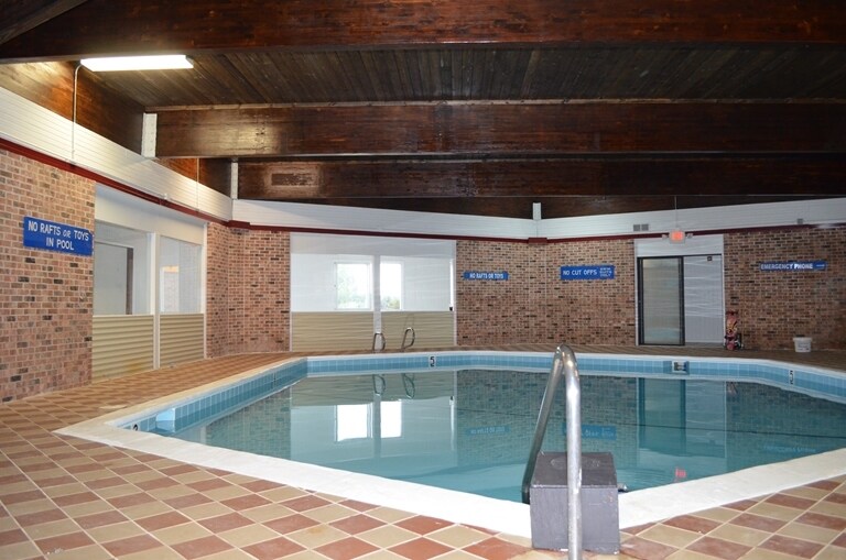 More Photos Of 200 Arthur St, Manistee Hotel For Lease