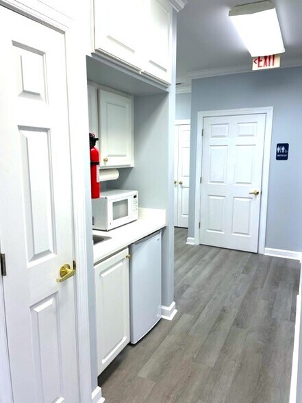 More Photos Of 8402 Six Forks Rd, Raleigh Office For Lease