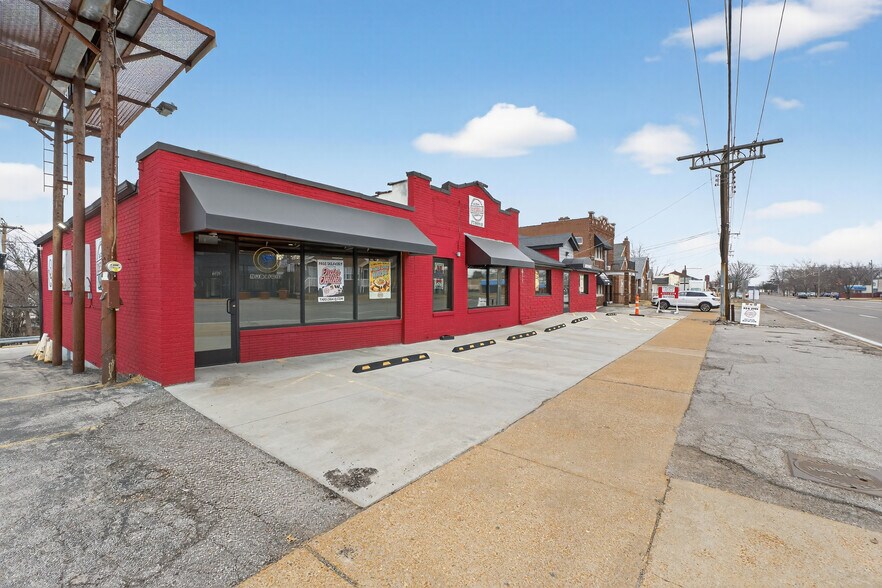 More Photos Of 8713 Gravois Rd, Saint Louis Restaurant For Lease