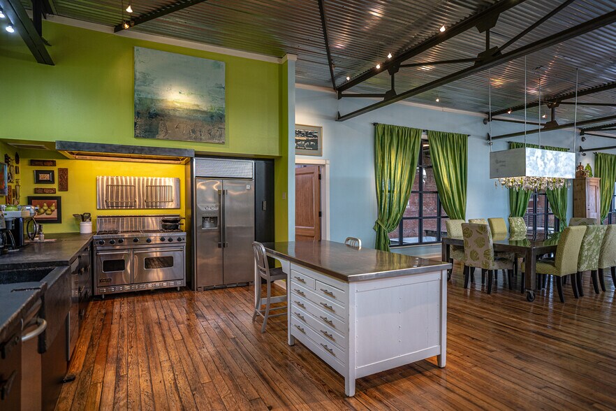 More Photos Of 1611 Washington St, Alexandria Showroom For Sale
