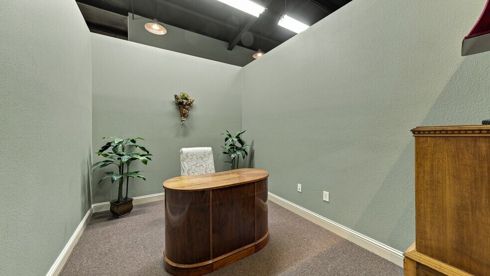 More Photos Of 207 Eastridge Rd, Granbury General Retail For Sale