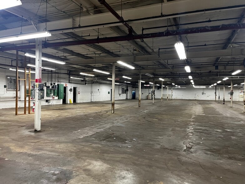 More Photos Of 1495 N Main St, Hendersonville Industrial For Lease