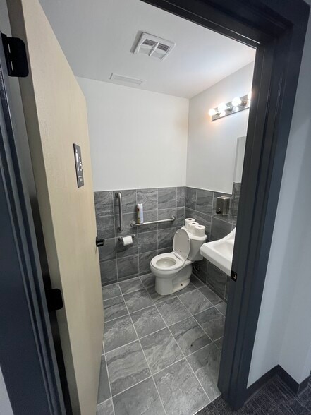 More Photos Of 1001 Cliff Rd E, Burnsville Warehouse For Lease