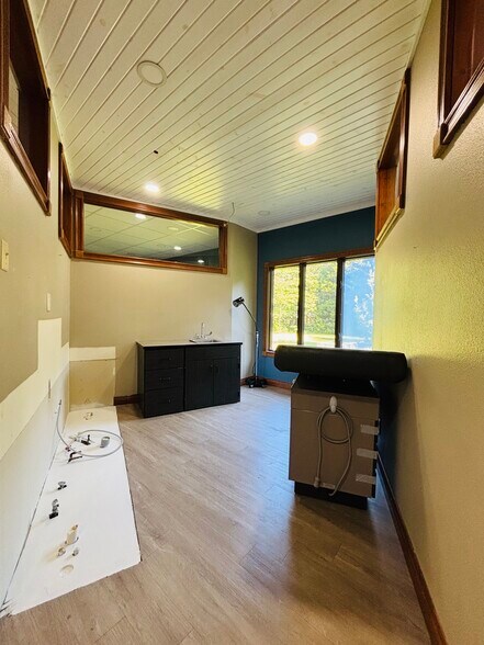 More Photos Of 1629 Harding Blvd, Cotter Medical For Sale