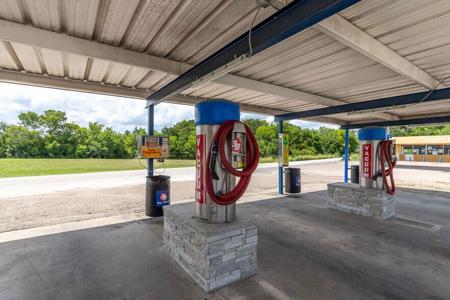 More Photos Of 617 N Ellis St, Groesbeck Carwash For Sale