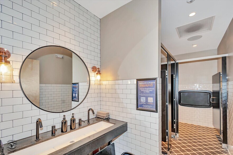 More Photos Of 140 Washington Sq, Washington General Retail For Sale