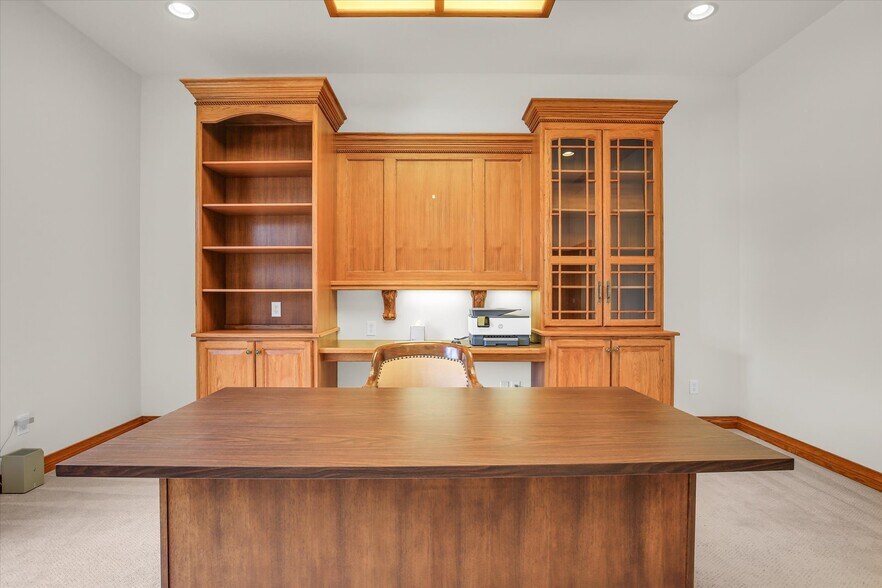 More Photos Of 606 W Oak St, Fairbury Office For Sale