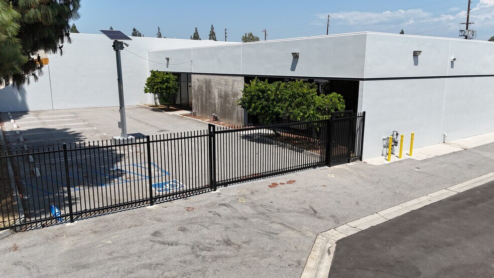 More Photos Of 8950-8954 Lurline Ave, Chatsworth Light Manufacturing For Lease