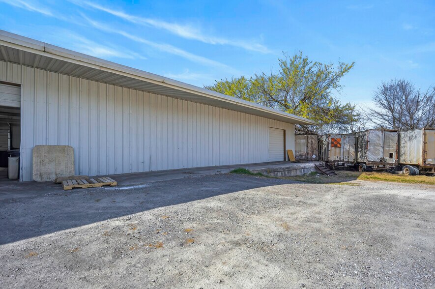 More Photos Of 1505 N Main St, Newcastle Warehouse For Sale