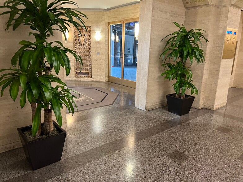 More Photos Of 211 W Wacker Dr, Chicago Office For Sale