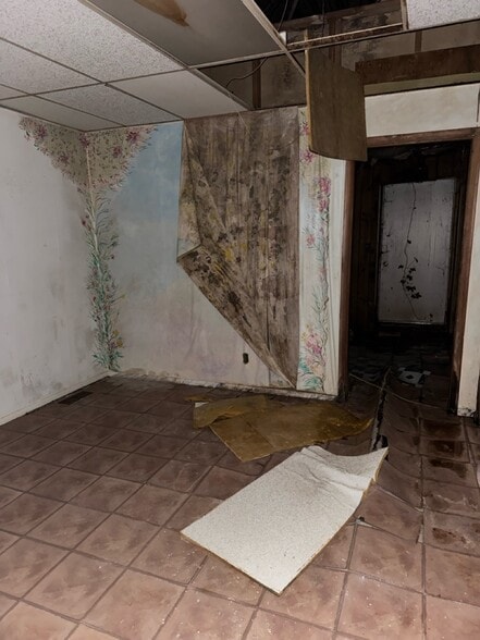 More Photos Of 111 N Walnut St, North Manchester General Retail For Sale