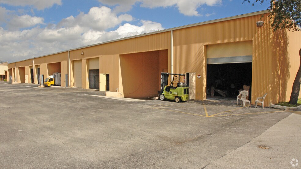 More Photos Of 410-442 S Military Trl, Deerfield Beach Warehouse For Lease