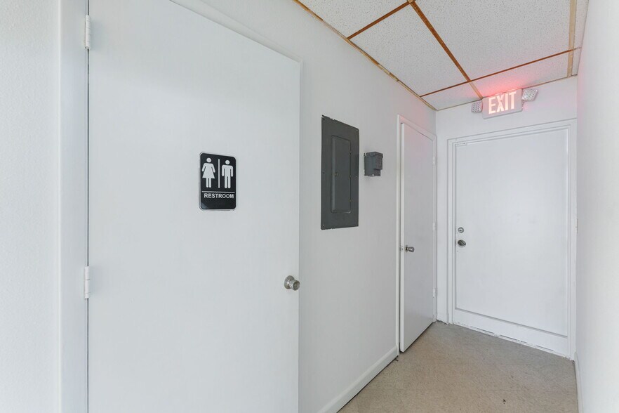 More Photos Of 3623-3650 Webber St, Sarasota Storefront Retail Office For Sale