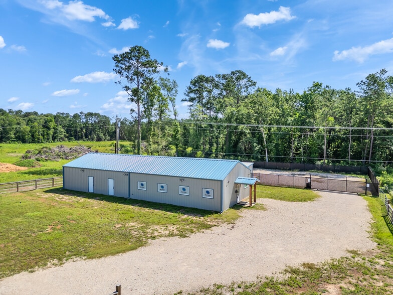 Primary Photo Of 11395 FM 2432 Rd, Willis Light Manufacturing For Sale
