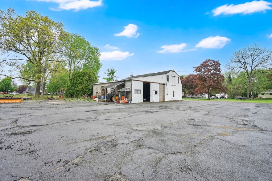 More Photos Of 91 Squawfield Rd, Westfield Service For Sale