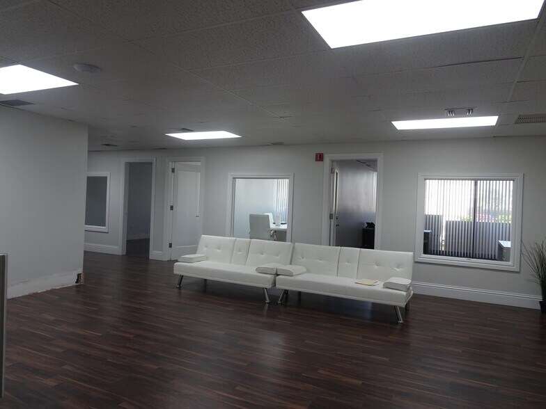 More Photos Of 2826 E Oakland Park Blvd, Fort Lauderdale Office For Sale