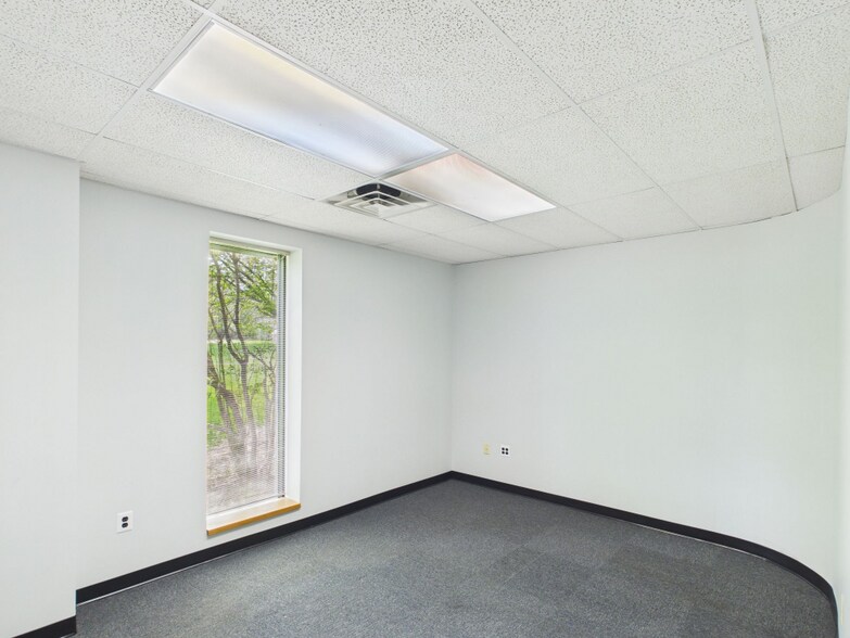 More Photos Of 305 Commerce Dr, Exton Light Manufacturing For Sale