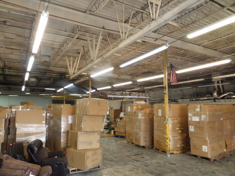 More Photos Of 2602 W Holly St, Phoenix Warehouse For Lease