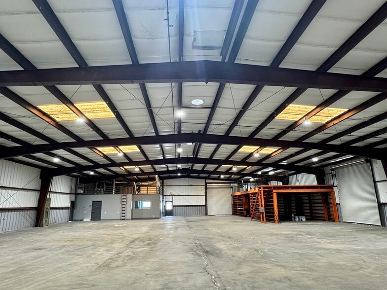 More Photos Of 4321 S Chestnut Ave, Fresno Warehouse For Lease