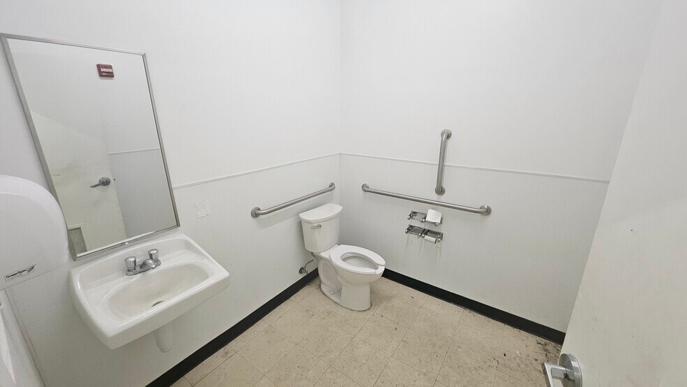 More Photos Of 5732 McClellan Hwy, Branchland Freestanding For Lease