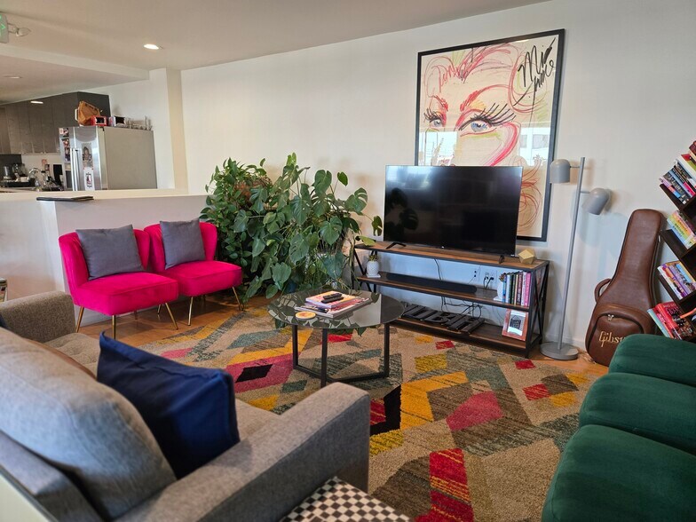 More Photos Of 2201 N Hollywood Way, Burbank Showroom For Lease