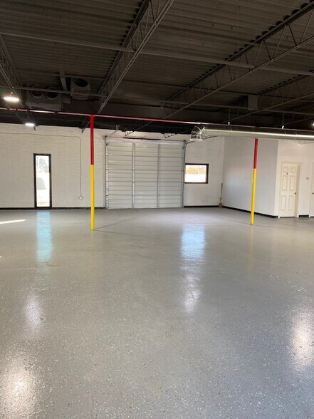 More Photos Of 11061 Shady Trl, Dallas Showroom For Lease