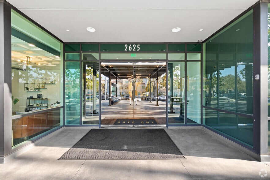 More Photos Of 2625 Townsgate Rd, Westlake Village Office For Lease