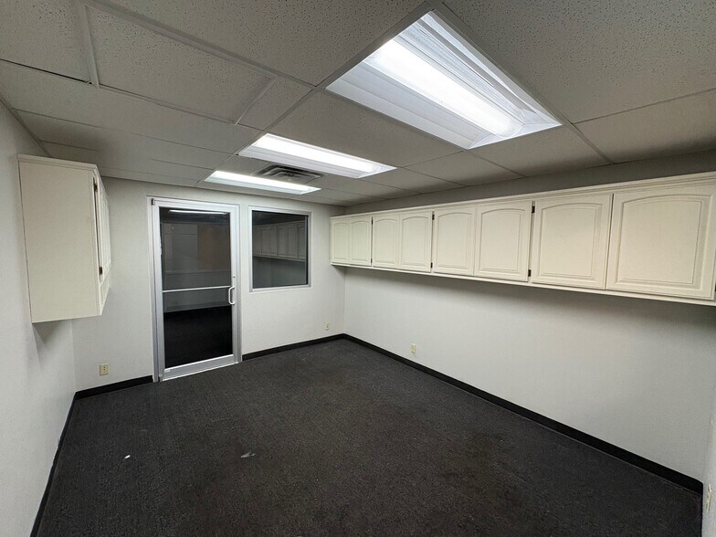 More Photos Of 7450 E 46th St, Tulsa Service For Lease