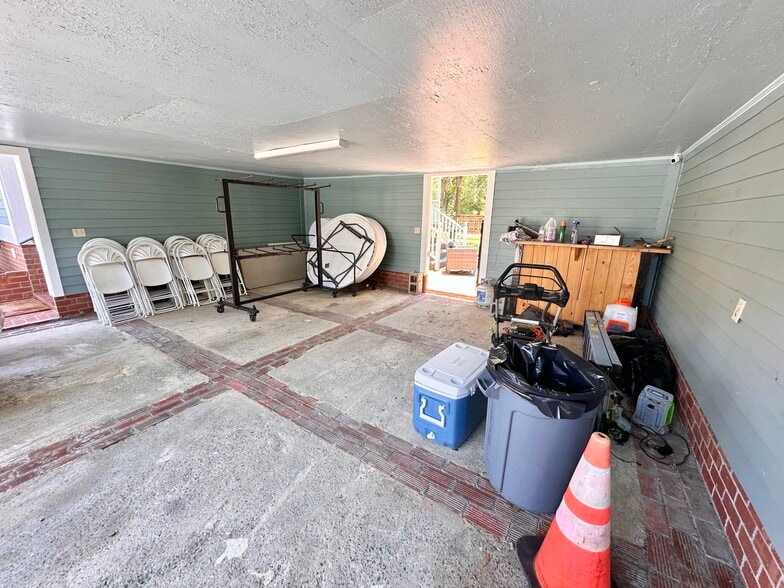 More Photos Of 615 College St, Clinton Hotel For Sale