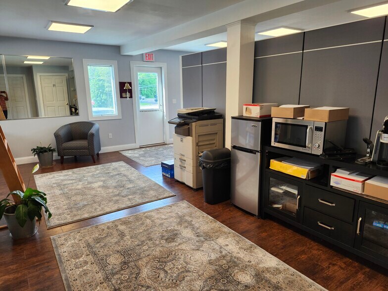 More Photos Of 16 Rae Palmer Rd, Moodus Medical For Sale