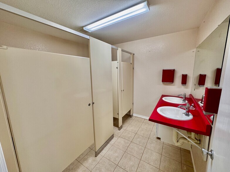 More Photos Of 14800 IH 35, Dilley Industrial For Sale