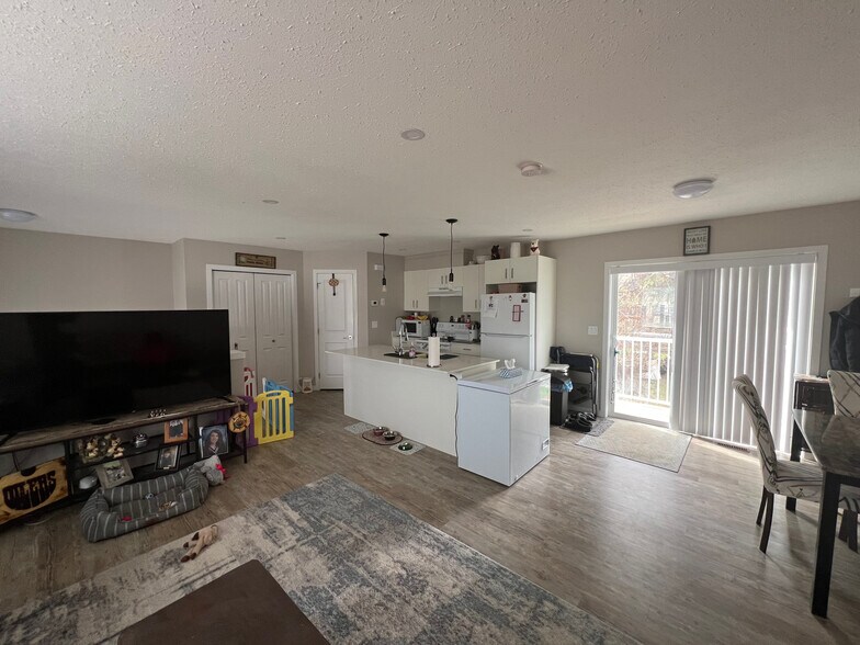 More Photos Of 5014 53 St, Camrose Apartments For Sale