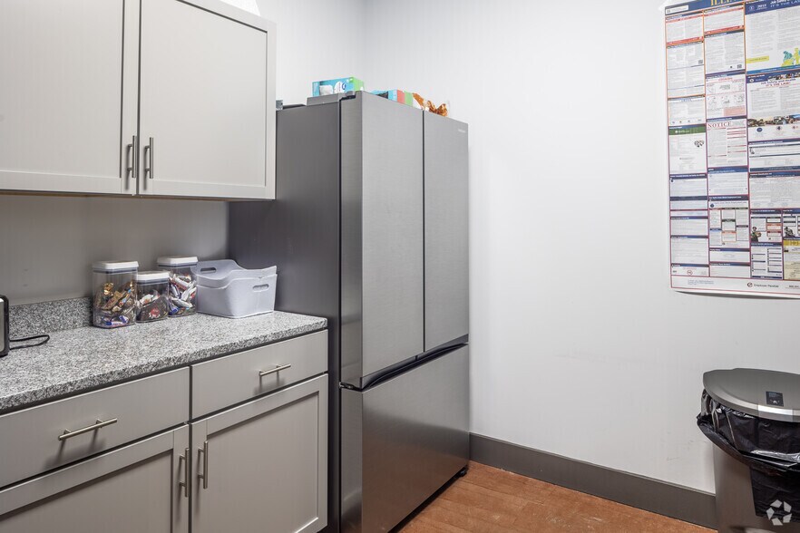 More Photos Of 365 Surryse Rd, Lake Zurich Office For Sale