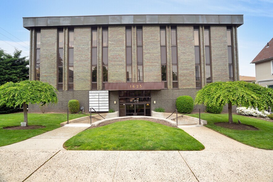 Primary Photo Of 1625 Anderson Ave, Fort Lee Medical For Lease